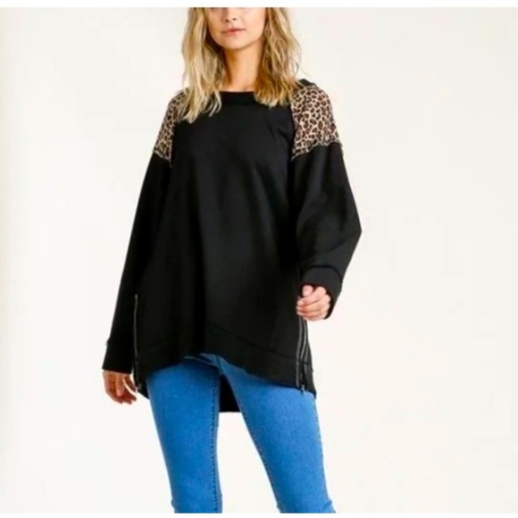 Umgee Tops - Umgee Womens French Terry Animal Print Tunic Top With Side Slits EUC size small
